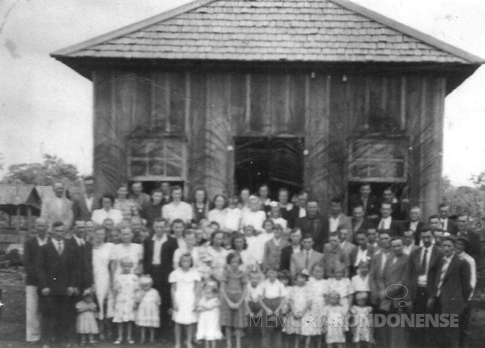 Inauguração da primeira escola primária na então vila de General Rondon, em 1951. 
Imagem: Acervo Venilda Saatkamp - FOTO 1 - 
