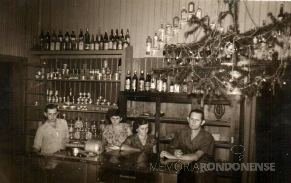 Rudolfo Schroeder em fotografia tirada no bar, churrascaria e sorveteria de sua propriedade, numa noite de Natal da década de 1950, na companhia da esposa, do filho e da filha. Imagem: Acervo Hilga Schroeder/Mirta Steinmacher - FOTO 4 -