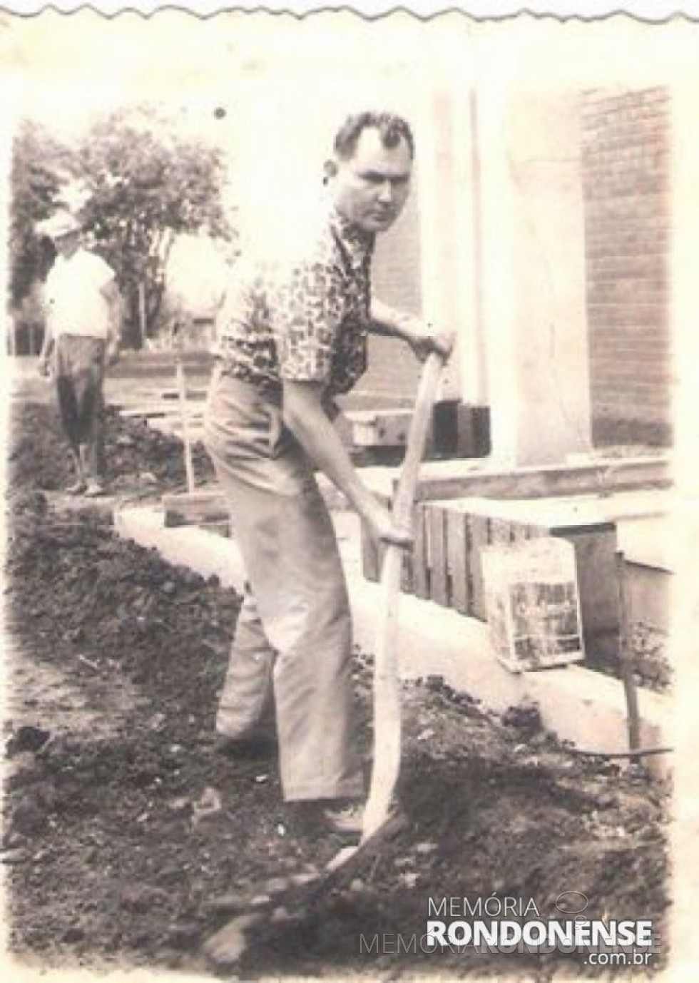 Pioneiro Berdinand Spitzer fotografo na década de 1960, ajudando na construção da igreja de alvenaria da Congregação Luterana Cristo, da cidade de Marechal Cândido Rondon. 
Imagem: Acervo Lori Speck - FOTO 3 -