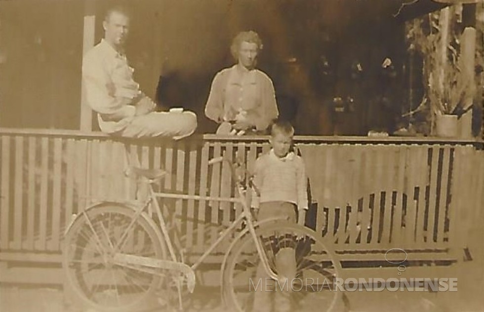 Casal pioneiro de Vila Margarida  Ida (nascida Kaiser) e Frederico Scharff com o filho Semildo. 
Imagem: Acervo Valdemar Kaiser - FOTO 2  - 