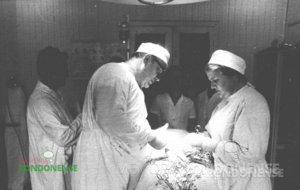 Dr. Friedrich Rupprecht Seyboth em procedimento cirúrgico com o auxílio da esposa Ingrun.
Imagem: Acervo da Família Seyboth - FOTO 1 -