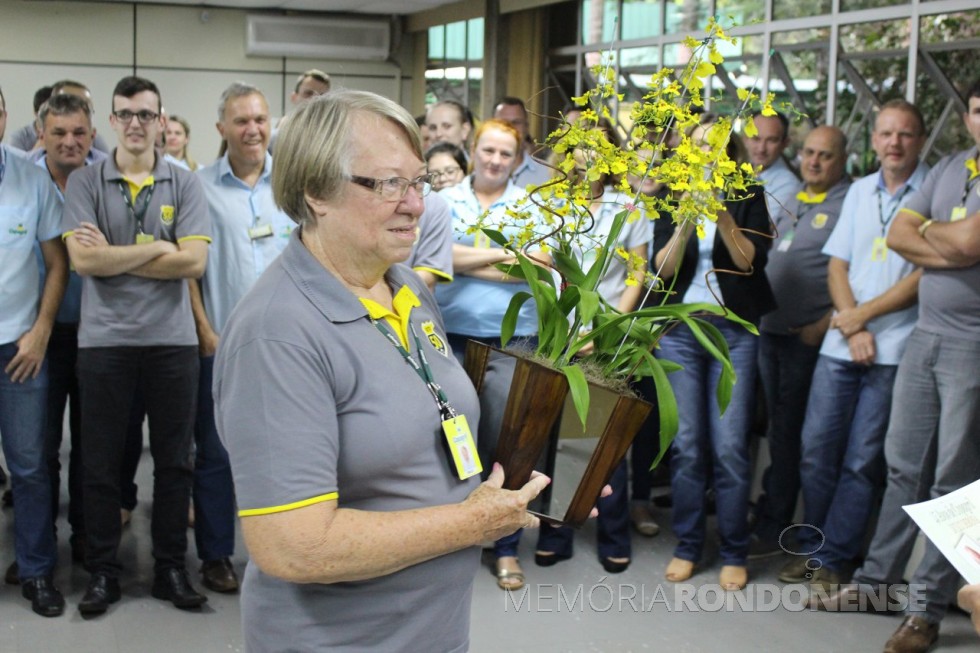 Dulci Debona agradecendo a homenagem pelos seus 45 anos como funcionária da Copagril.
Imagem: Acervo Imprensa Copagril - Crédito Carina Ribeiro - FOTO 16 -