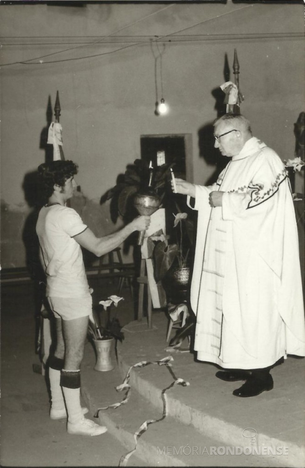 Fogo simbólico recebido na Matriz Católica Sagrado Coração de Jesus pelo padre vigário. 
Imagem: Acervo Valdir Sackser  - FOTO 9 - 