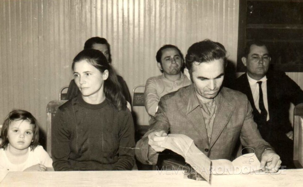 Almiro Bauermann examinando os documentos de sua posse com a esposa Selmira e filha, à direita. 
Ao fundo, os vereadores Berdinand Spitzer e Nori Pooter, da direita à esquerda. 
Imagem: Acervo Almiro Bauermann - FOTO 6 - 