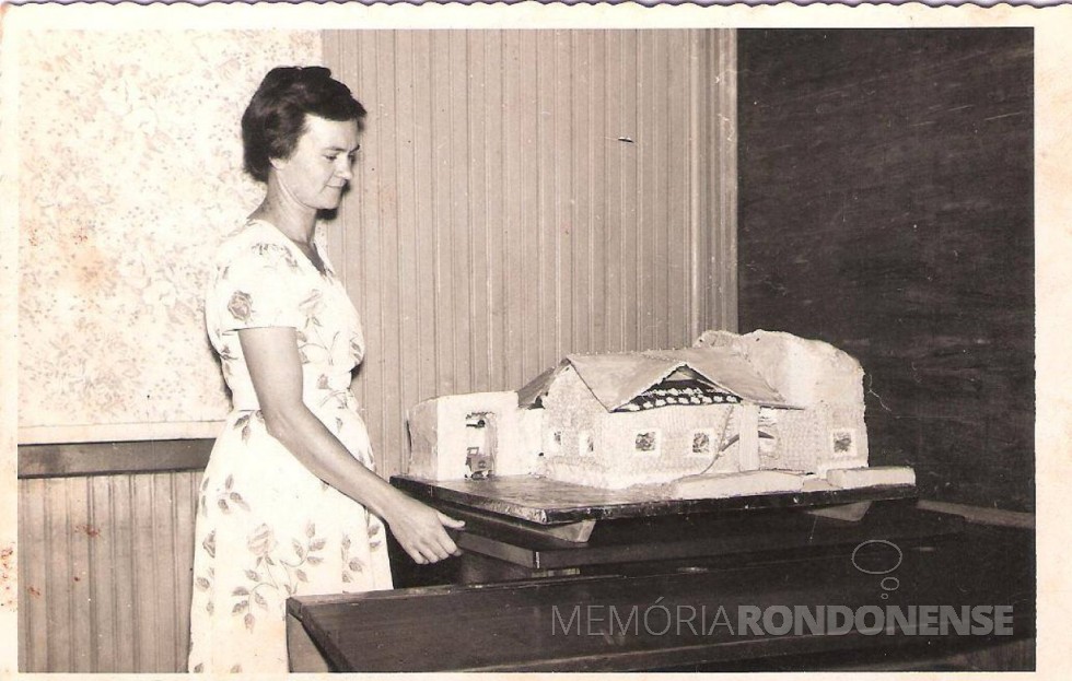 A pioneira Helga Graff Spitzer falecida em 22 de janeiro de 1990.
Na foto, a réplica da casa pastoral da Comunidade Cristo  que ela ajudou confeccionar em bolo para a festa de inauguração da referida construção. 
Imagem: Acervo Lore Speck - FOTO 5 - 