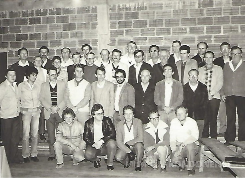 Grupo dos associados fundadores da então Cooperativa de Crédito Copagril - CREDILAGO. 
Imagem: Acervo Memória Rondonense - FOTO 3 - 
