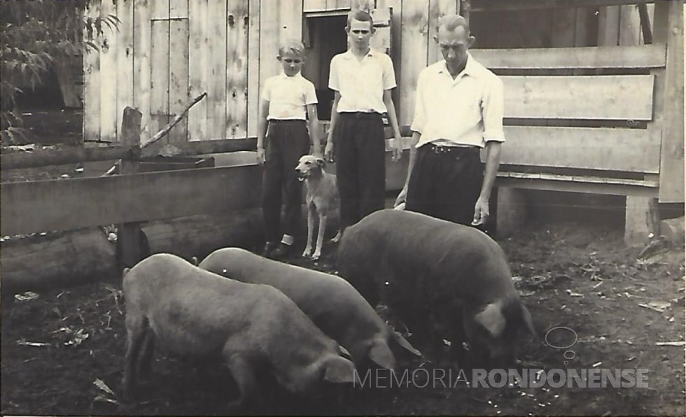 Otto Kaiser com os filhos Waldemar e Elemar, da esquerda à direita. 
Imagem: Acervo Waldemar Kaiser - FOTO 7 –
