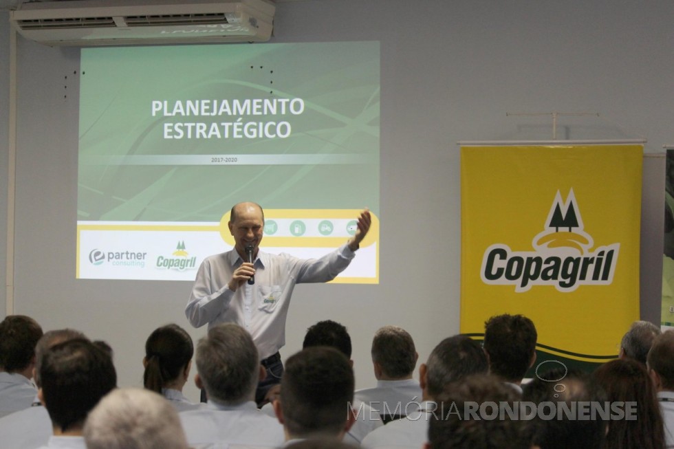 Ricardo Silvio Chapla, diretor-presidente da Copagril, fazendo lançamento do projeto Rota 50. 
Imagem: Acervo Imprensa Copagril - Crédito: Carina Ribeiro - FOTO 13 - 