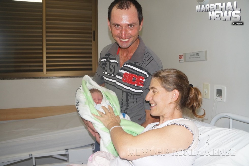 Egon Schwendler e esposa Marilete com o filho Lucas Rafael. 
Imagem: Acervo Marechal News - FOTO 8 - 