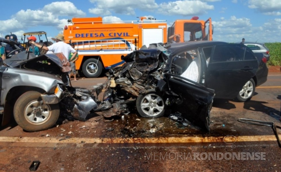 Veículo (a direita) em que morreu de acidente  em 30 de janeiro de 2012, o deputado Moacir Micheletto. 
Imagem: Acervo CGN.UOL - FOTO 9 -  
