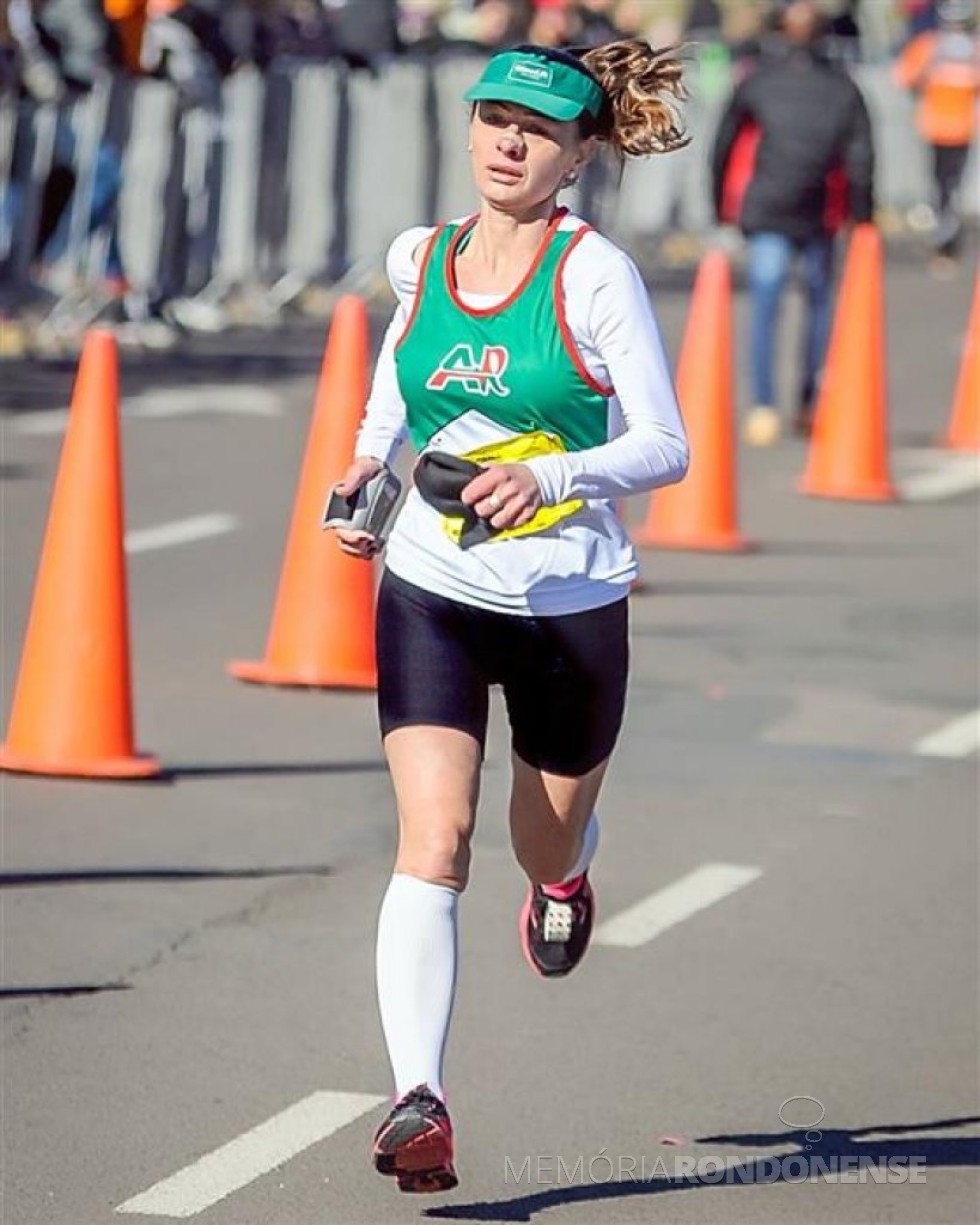 A atleta rondonense Rosane Kozerski Kunzler em Porto Alegre, na 33ª Maratona Internacional, onde conquistou o 1º lugar . 
Imagem: Acervo O Presente - FOTO 3 - 