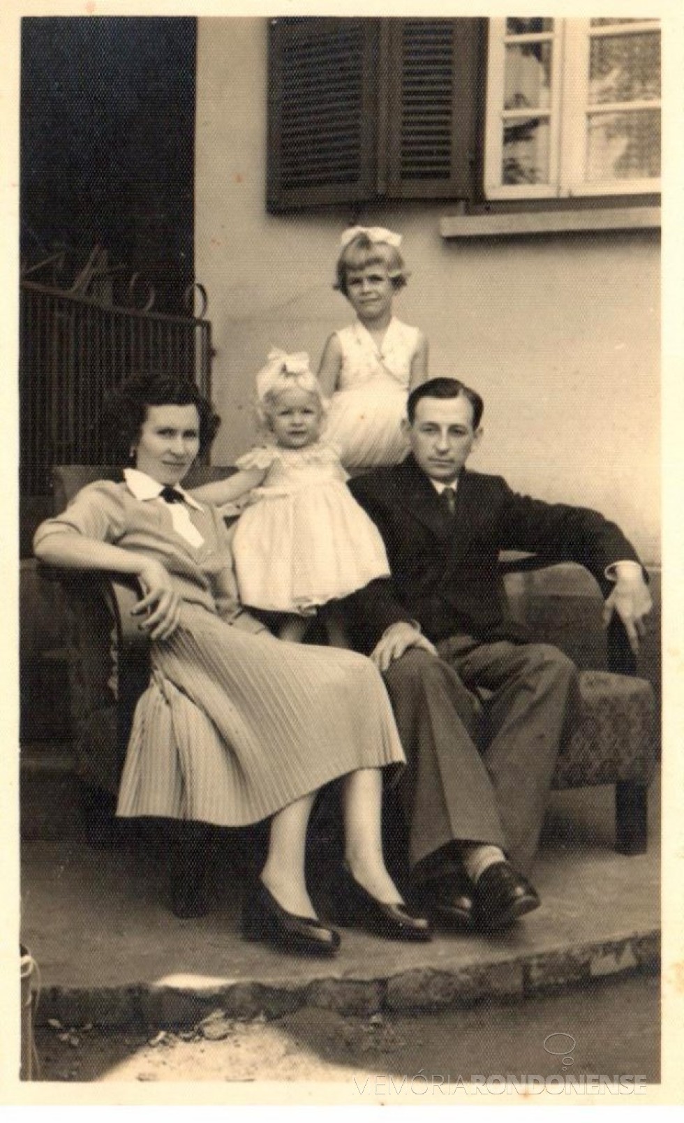 Casal Arlindo Alberto e Norma (Pöttker) Lamb, com as filhas Mirna e Ledi, que chegou a então Vila de General Rondon, em 26 de maio de 1955. Imagem: Acervo da Família - FOTO 2 - 
