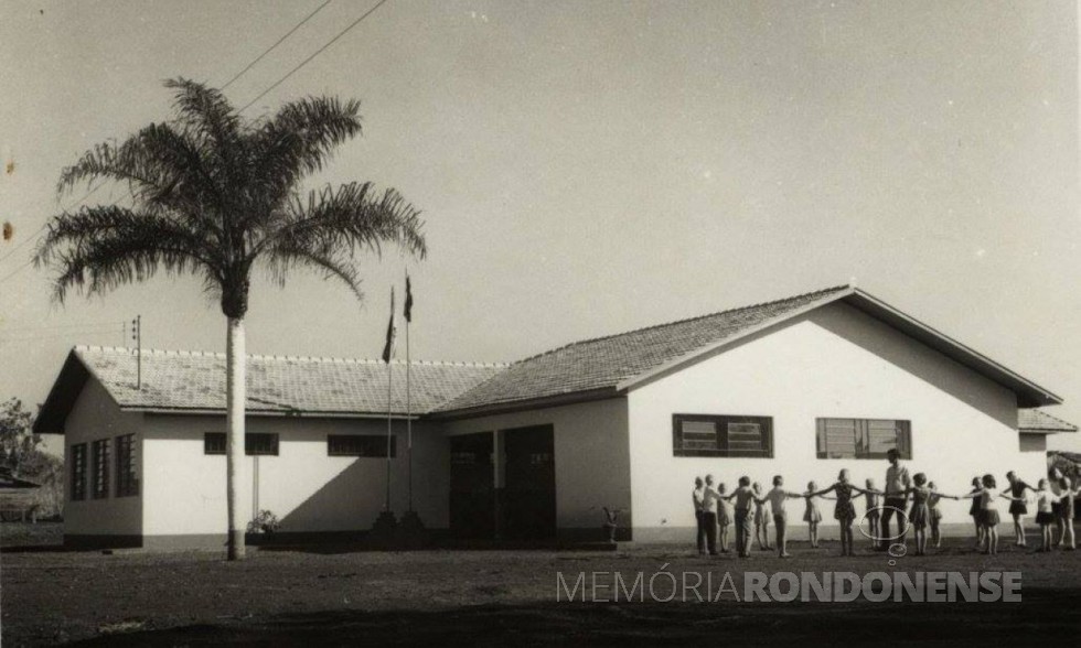 Grupo Escolar Floriano Peixoto, da sede distrital de Iguiporã, inaugurado em maio de 1971. 
Imagem: Acervo Fundo Fotográfico de Marechal Cândido Rondon - FOTO 3 - 
