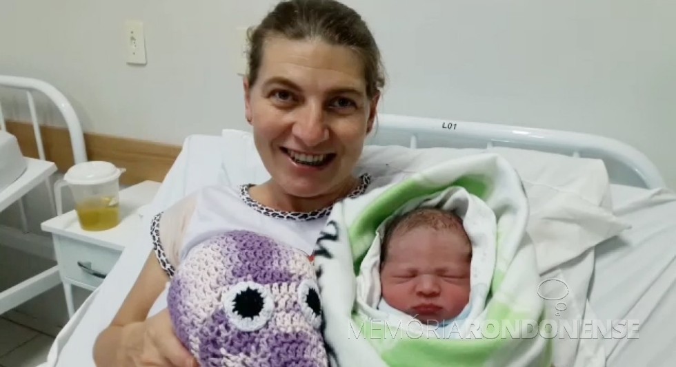 Marilete Gauer com o filho Lucas Rafael, a primeira criança nascida no Hospital Municipal Dr. Cruzatti. 
Imagem: Acervo Imprensa - PM-MCR - FOTO 7 - 