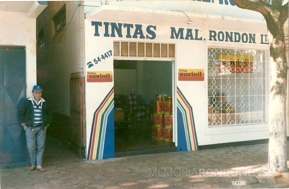 Primeira loja das Tintas Rondon, a rua Paraná. 
A pessoa à esquerda é o senhor Zeno Scherer, pai de Marcenita Peracchi, proprietária-sócia da empresa. 
Imagem: Acervo Tintas Rondon - FOTO 5  - 