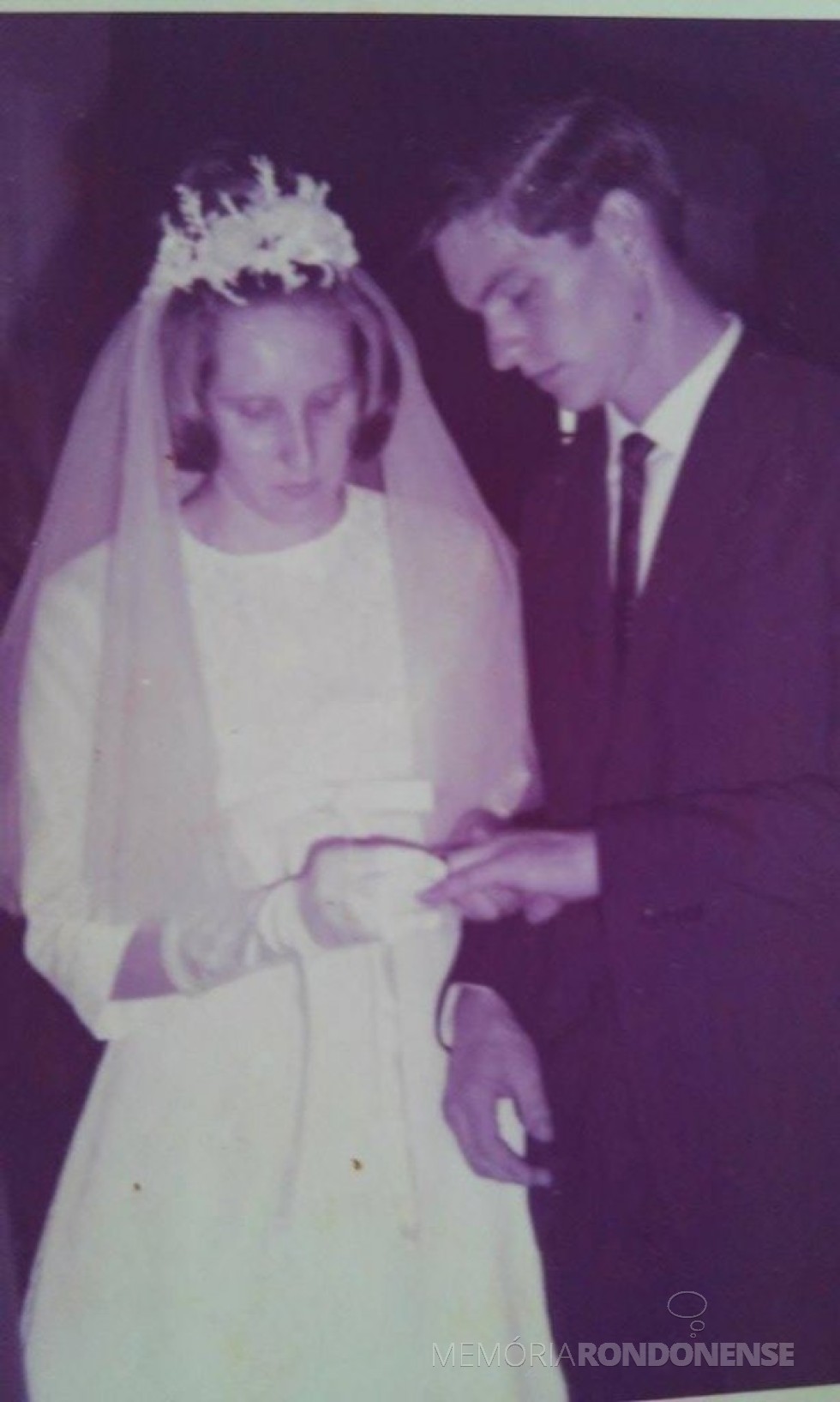 Troca de alianças dos noivos Venilda Mees e Romeu Saatkamp na Igreja Martin Luther, em janeiro de  1967. 
Imagem: Acervo do casal - FOTO 8 - 