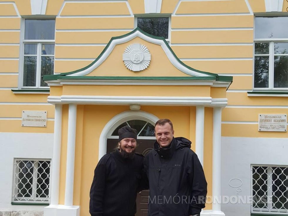 Padre Neimar Troes com o doutor e monge Filotej, da Academia Teológica de Moscou. 
Imagem: Acervo Neimar Troes - FOTO 10 - 