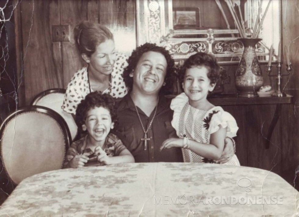 Cantor Altemar Dutra com a esposa, a cantora Martha Mendonça e filhos; ele que se apresentou a primeira vez em Marechal Rondon em 05 de maio de 1971. Imagem: Acervo Memória Rondonense – FOTO 7 -