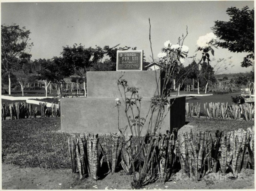 Identificação da antiga Praça PIO XII, por ocasião de sua inauguração em 1971. 
Imagem: Acervo  Fundo Fotográfico de Marechal Cândido Rondon - FOTO 3 - 