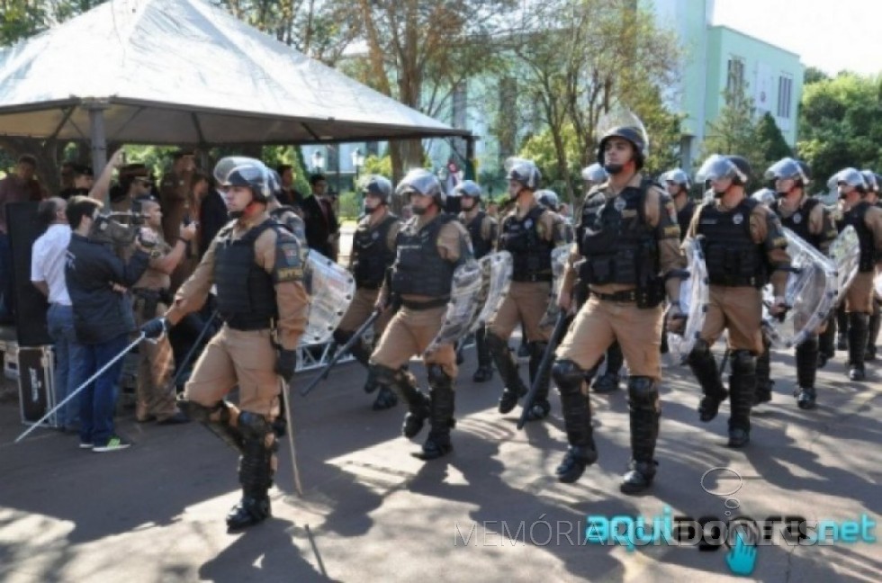 Aspecto do desfile militar comemorativo aos 161 anos da Polícia Militar do Estado do Paraná, na Rua Sergipe, junto a Praça Willy Barth, no dia 20 de agosto de 2015. Imagem: Acervo AquiAgora.net - FOTO 17 –