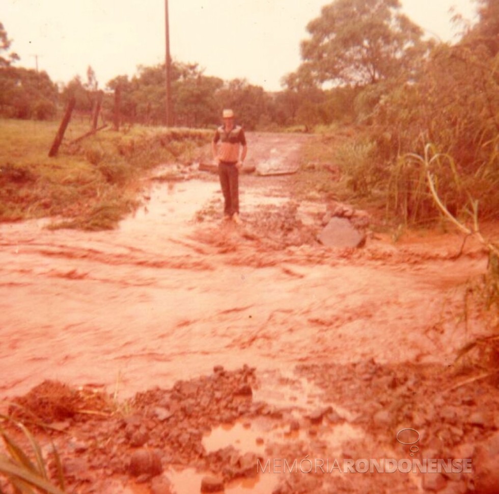 Arroio Fundo obstruindo passagem na enchente de 1983, na Linha Heidrich, no município de Marechal Cândido Rondon. 
Imagem: Acervo de Sônia Vorpagel Tischer - FOTO 13 - 