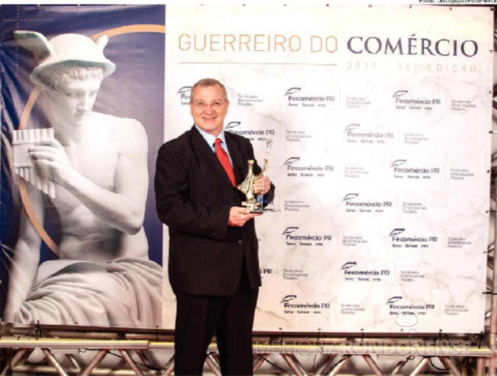 Empresário rondonense Gerson Jair Froehner com o troféu 