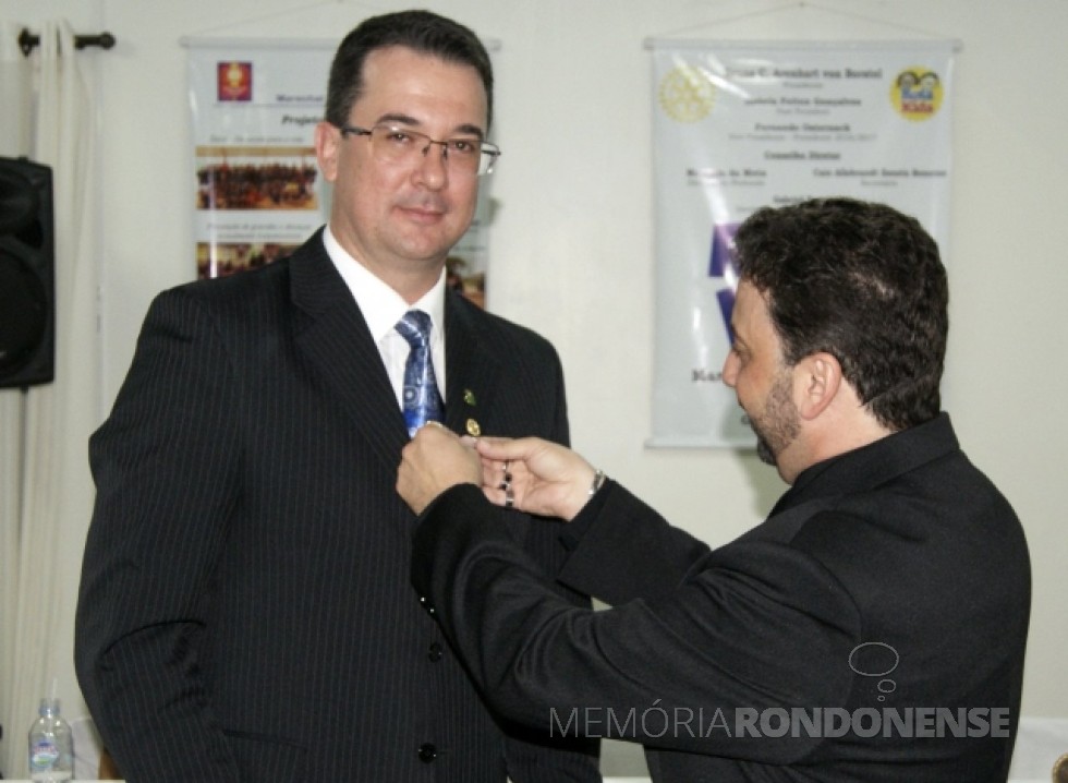 O rotariano Douglas Roesler recebendo o distintivo de presidente de seu antecessor  professor Affonso Celso Gonçalves Júnior. 
Imagem: Acervo AquiAgora.net - FOTO 6 - 