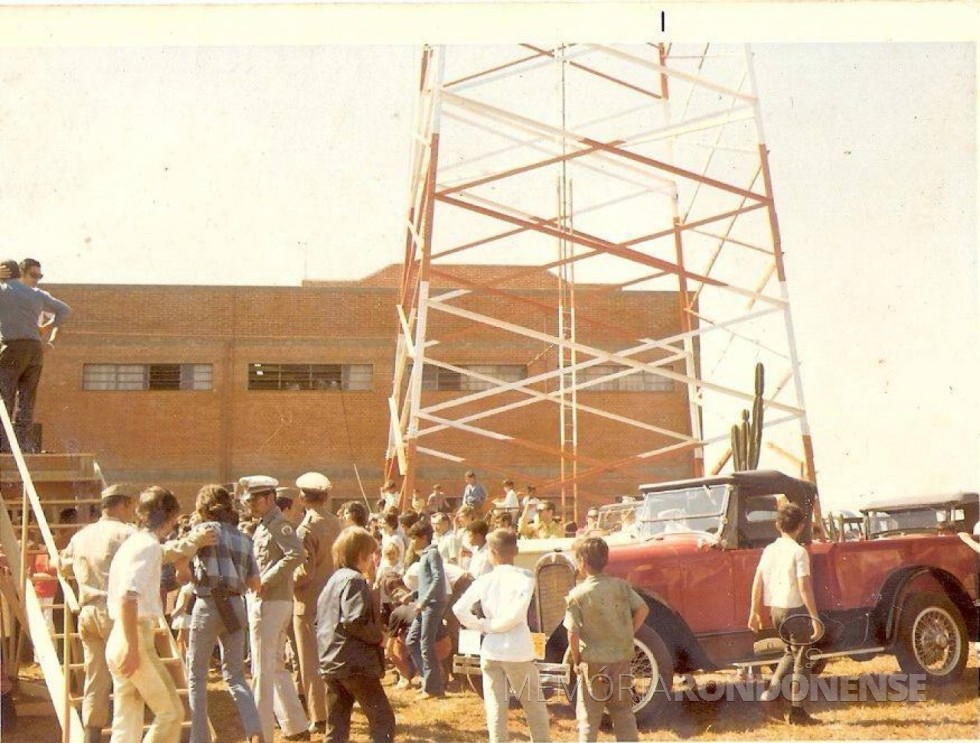 Outro instantâneo do público presente a inauguração da TV Tibagi, em Apucarana, de propriedade de Paulo Pimentel,  em 1969. 
Imagem: Acervo JWS  - FOTO 4 - 