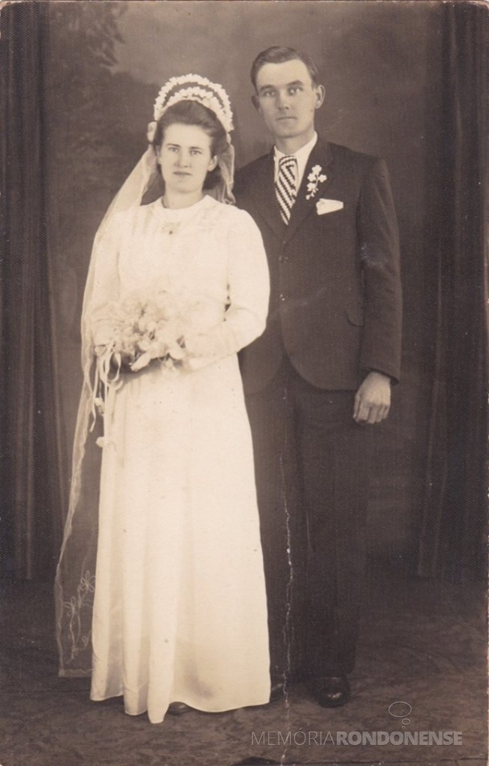 O casal  Amália ( nascida Buss) 
 e Arthur Siewert, em fotografia no dia de casamento. 
Imagem: Acervo Agnes Siewert - FOTO 3  - 