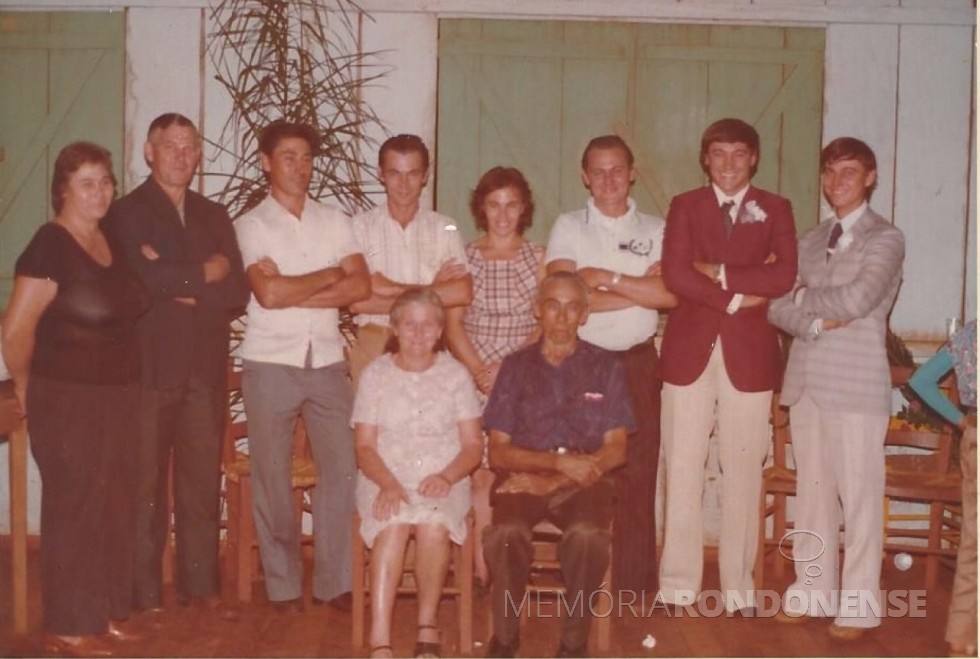 Pioneiro Oswaldo Weber, sentado, com a esposa Lidia. 
Em pé, da esquerda à direita, os filhos: Nelda, Alceno, Nilo, Liro,  Broni, Ivo, Odaria e Bruno. 
Imagem: Acervo da família - FOTO 10 -