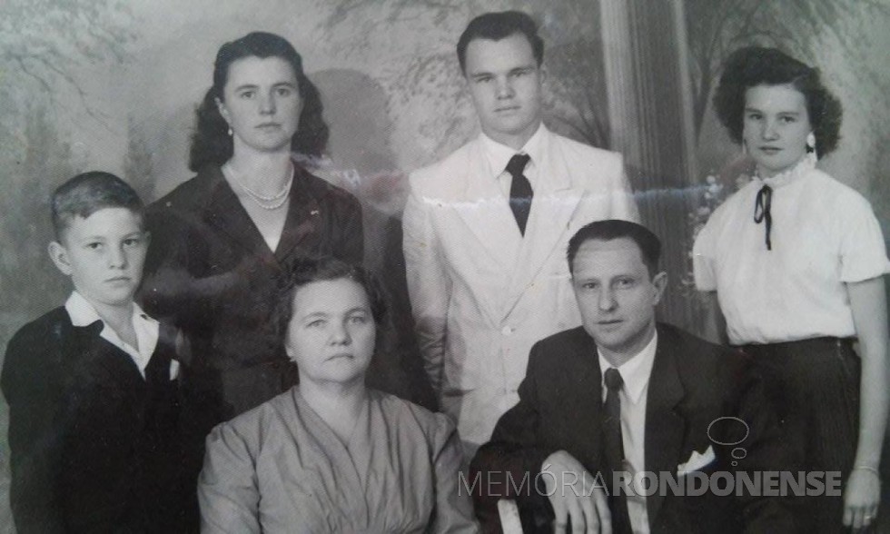 Casal João e Azira Saatkamp com os filhos Romeu, Leocádia, Amário e Julia, que chegou a então Vila de General Rondon em maio de 1957. 
Imagem: Acervo Venilda Saatkamp - FOTO 1 - 
