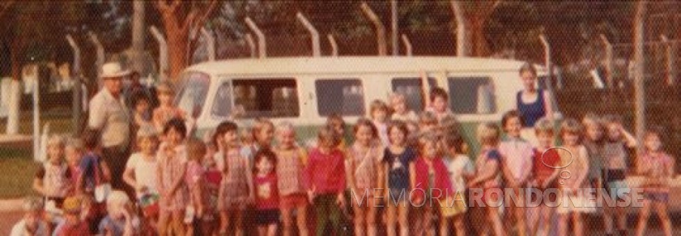 Hugo Pfluck  fotografado com os alunos que transportava com a sua Kombi para o Colégio Evangélico Martin Luther, em 1978, na Rua Espírto Santo, em frente a Praça Willy Barth. 
Imagem: Acervo Lia Dorotéa Pfluck