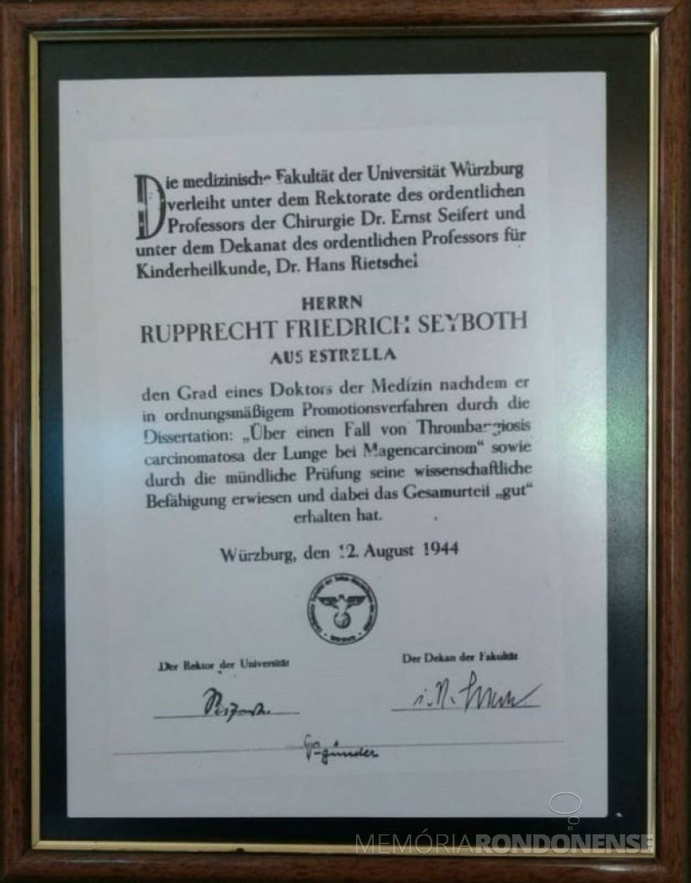 Título de doutoramento do médico Dr. Friedrich Rupprecht Seyboth pela Universidade Würzburg, Alemanha. 
Imagem: Acervo Pedro Seyboth - Crédito: Tioni de Oliveira - FOTO 2 - 