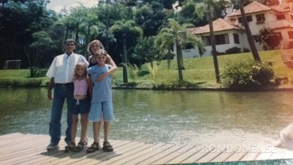 Jorge Deusdite Vasques com a esposa Isa e os filhos Guilherme Augusto e Bruna Gabriela. 
Imagem: Acervo da família - FOTO 14 - 