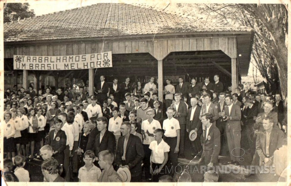 Solenidade de abertura da exposição do Clube 4-S Flor da Serra, no pavilhão da Comunidade Evangélica de Iguporã, em 02 de julho de 1972. 
Imagem: Acervo Harto Viteck - FOTO 8   - 