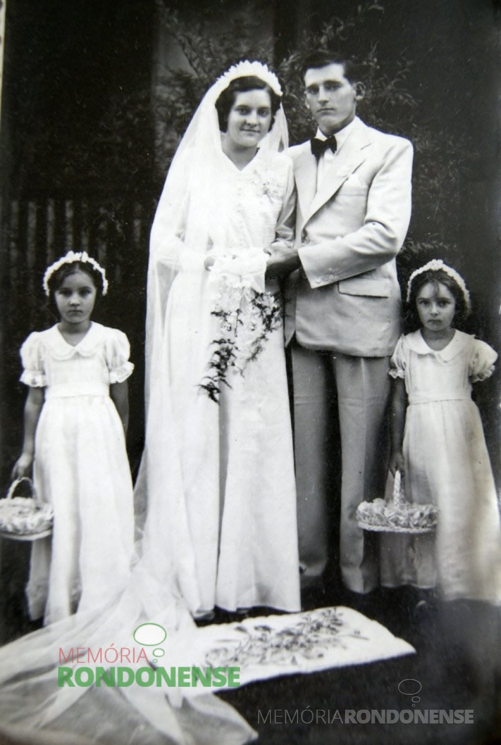 Os noivos Edith Anna Schmitz  e Edvino von Borstel,  pioneiros de Marechal Cândido Rondon, no dia de casamento em janeiro de 1946, na cidade Piratuba, SC.
Imagem: Acervo Edith von Borstel - FOTO 1 - 