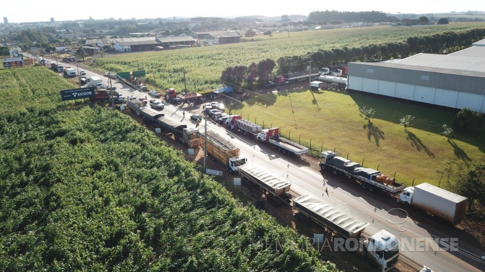 Paralisação de caminhoneiros na rodiva BR-163, em Marechal Cândido Rondon. 
Imagem: Acervo André Scherer - FOTO 10 -