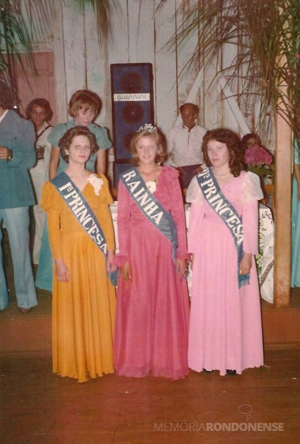 Elza Hofer, rainha dos estudantes 1977, do então Ginásio Cenecista Luiz Ernesto Fleck, de Iguiporã, ladeada pela 1ª princesa Edi Lemmertz (a) e Leonirce Kroessin (d). 
Imagem: Acervo Elza Hofer - FOTO 7 - 