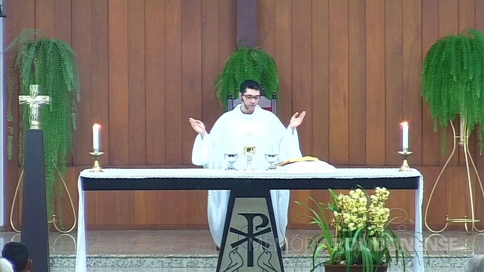 Padre Leandro Fazolini celebrando missa na Matriz Católica Sagrado Coração de Jesus,  da cidade de Marechal Cândido Rondon,  em 10 de junho de 2017. 
Imagem: Acervo da Matriz - FOTO 14 - 