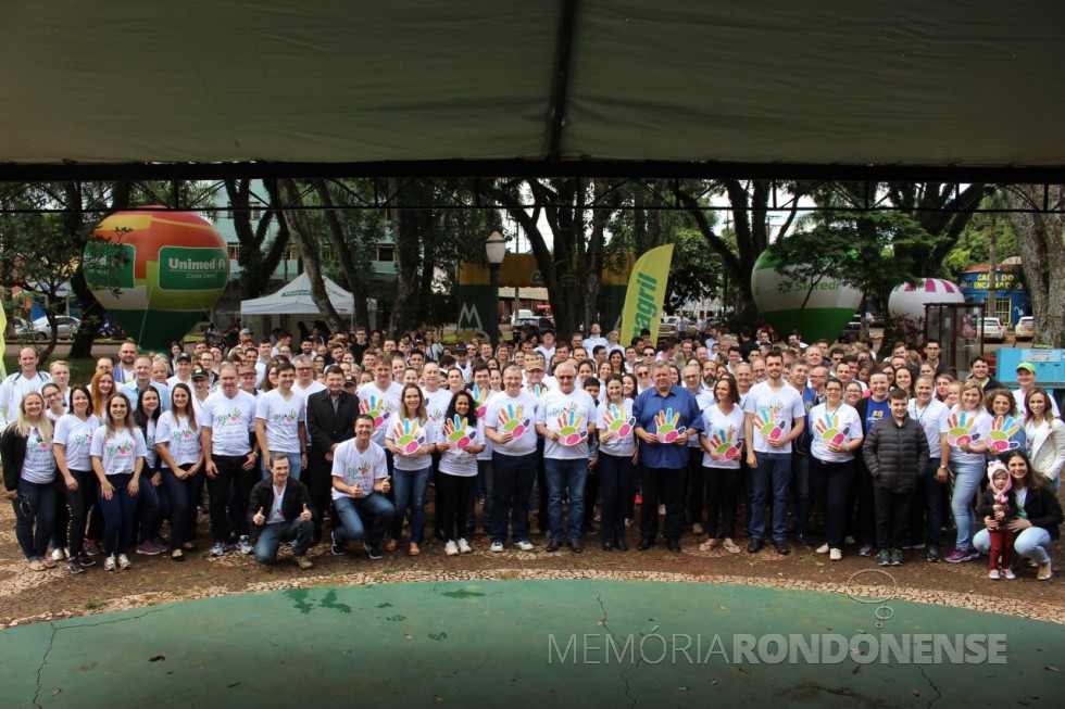 Grupo de voluntários com dirigentes de cooperativas e entidades que desenvolveram a agenda programática do Dia C 2018, em Marechal Cândido Rondon. 
Imagem: Acervo Imprensa Copagril - FOTO 11 - 