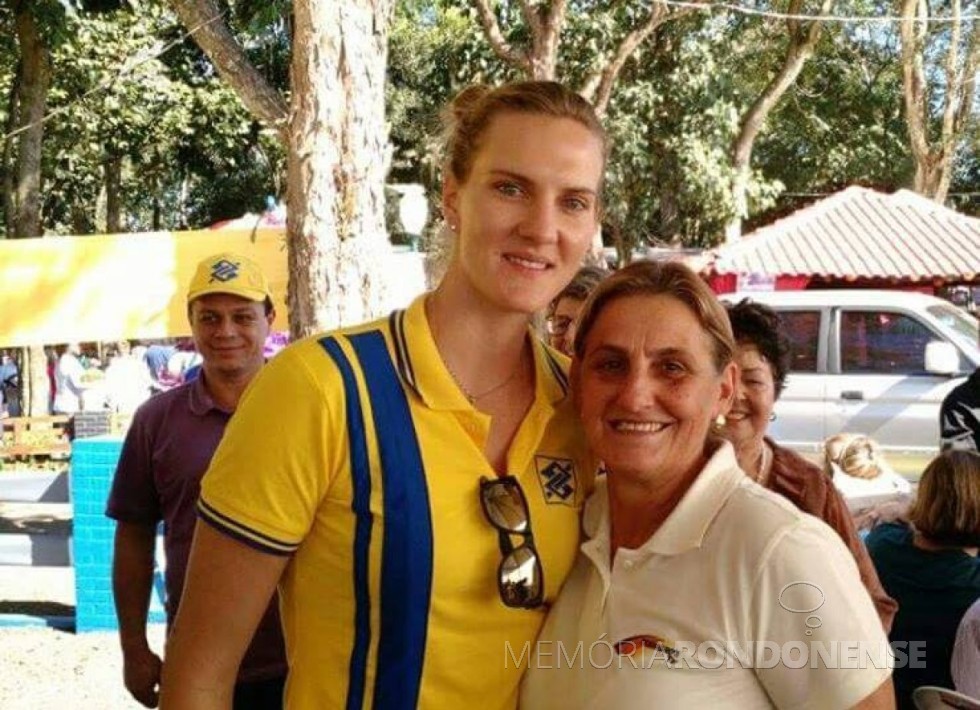 A ponteira Marianne Steibrecher (Mari), da Seleção Brasileira de Voleibol, com a professora de educação física Erci Witeck (d), em sua visita a Marechal Rondon, em 2015. 
Imagem: Acervo particular - FOTO 10 - 