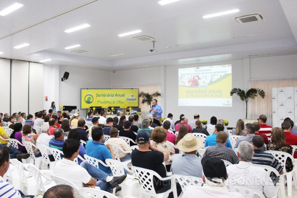 Especialista Paulo Raffi em sua palestra no Seminário Anual de Produtores de Aves Copagril, em agosto de 2018. 
Imagem: Acervo Comunicação Copagril - Crédito; Carina Ribeiro - FOTO 13 --
