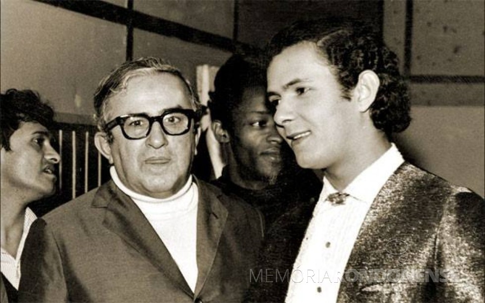 Cantor Paulo Sérgio (à direita) com o comunicador Chacrinha (ambos falecidos). 
Paulo Sérgio foi um artista da Jovem Guarda muito afamado nos anos finais da década de 1960 e nos anos de 1970. 
Imagem: Acervo Memorial Chacrinha - FOTO 7 -
