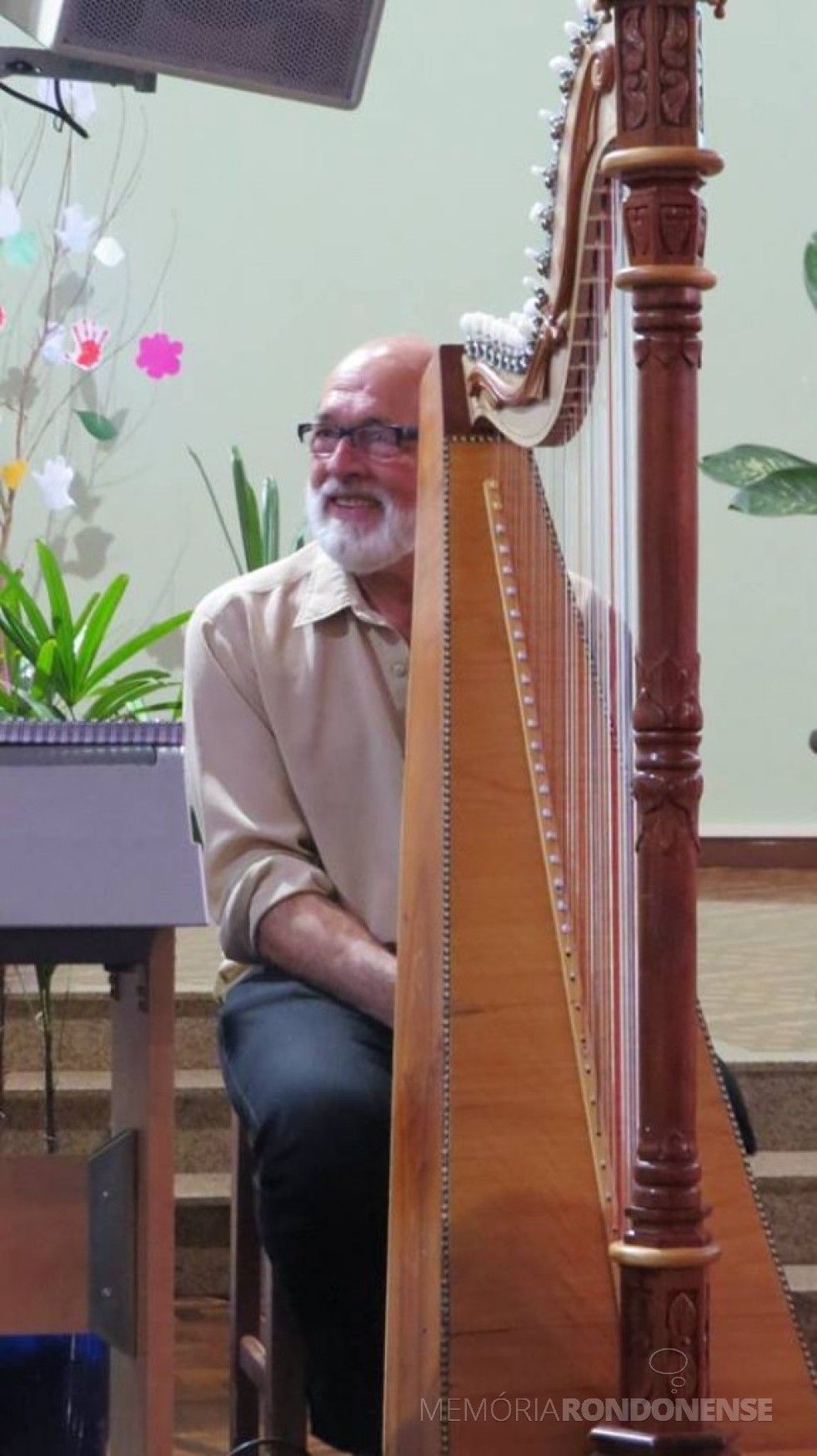 Músico e escultor Hedio Strey com a harpa que construiu por iniciativa própria. 
Imagem: Acervo pessoal - FOTO 7 -
