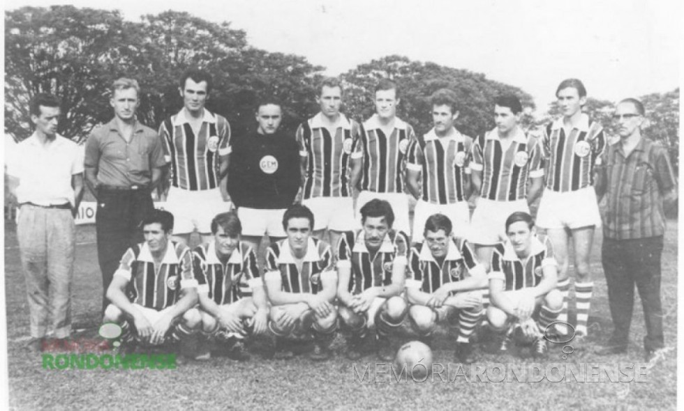 Equipe de futebol de campo do Grêmio Esportivo Mercedes que tornouse o  primeiro campeão municipal - 1ª divisão - de Marechal Cândido Rondon, em 17 de agosto de 1968. 
Imagem: Acervo  Altair Francener - Curitiba - FOTO 2 -