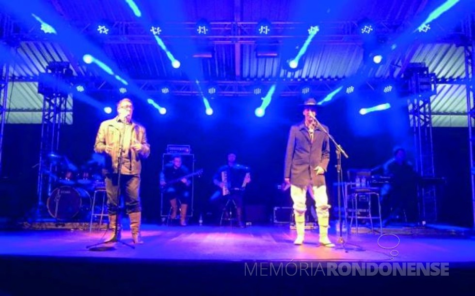 Apresentação da dupla Oswaldir e Carlos Magrão na comemoração dos 32 anos da Sicredi Aliança PR/SP, no CTG Tertúlia do Paraná. 
Imagem: Acervo O Presente Digital - FOTO 6 - 