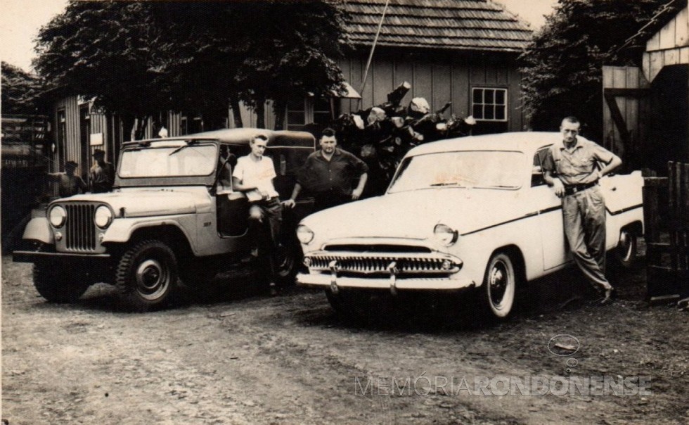 Ervino von Borstel, no centro, e seus dois carros de praça, com os respectivos motoristas,  no pátio do  Bar Floresta, (primeiro ponto de parada de ônibus de Marechal Rondon).
À direita, motorista Nelson Strenske e, à direita, Arnildo Dickel. 
Imagem: Acervo Lizelotte von Borstel - FOTO 1 - 
