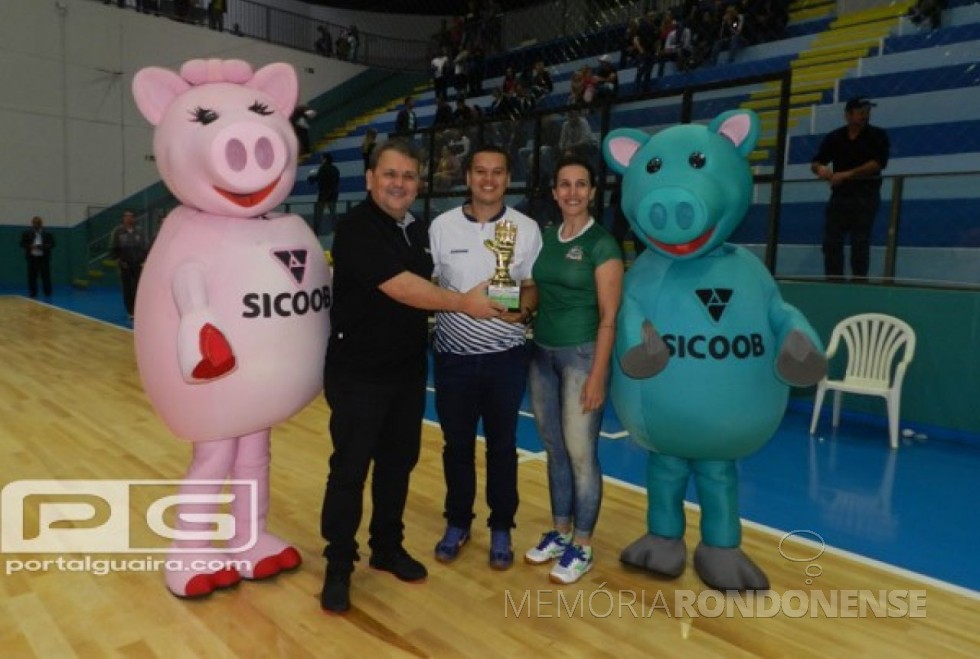 Goleiro Juninho, da equipe do Entre Rios Futsal, recebendo o troféu de goleiro menos vazado do 42º Troféu Difusora. 
Imagem: Acervo Portal Guaíra - FOTO 15 - 