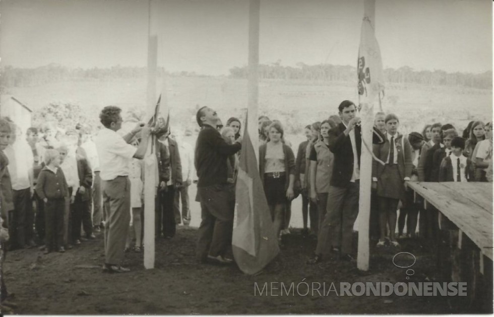 Hasteamento das bandeiras na abertura da exposição 4-S, em Flor da Serra, no então distrito de Quatro Pontes. 
Imagem: Acervo Valdir Sackser - FOTO 2 _ 