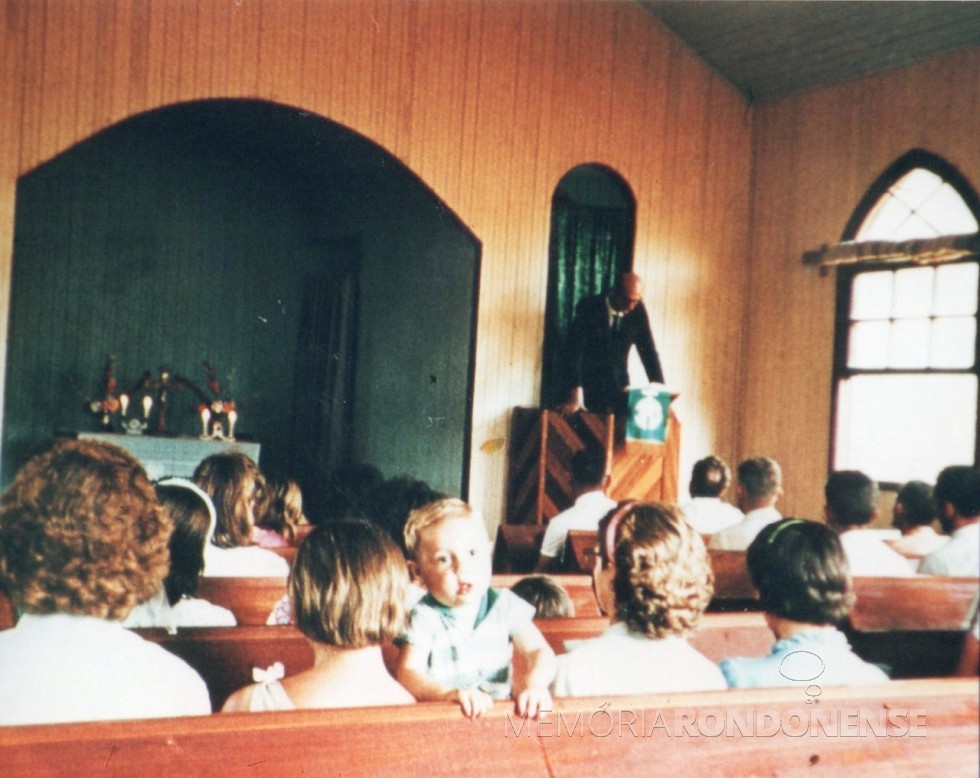 Professor Waldomiro Liessen oficiando um dos últimos atos religiosos na antiga igreja da madeira da Comunidade Evangélica Martin Luther. 
Imagem: Acervo Brunilda (Priesnitz) Thessing - FOTO 1 - 